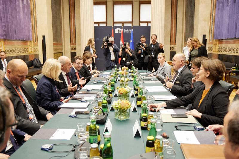 Arbeitsgespräch. Rechte Seite: österreichische Delegation mit Nationalratspräsident Wolfgang Sobotka (ÖVP). Linke Seite: Delegation aus Ungarn mit Staatspräsident von Ungarn Tamás Sulyok
