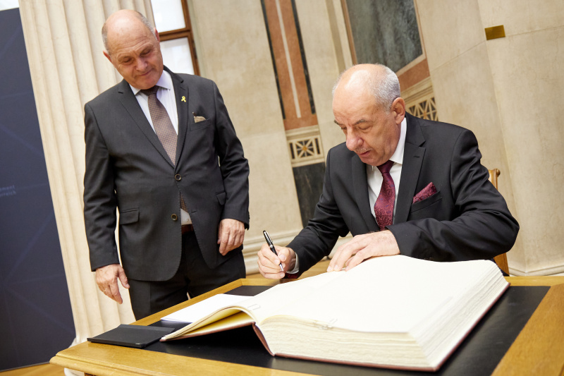 Gästebucheintrag. Von links: Nationalratspräsident Wolfgang Sobotka (ÖVP), Staatspräsident von Ungarn Tamás Sulyok