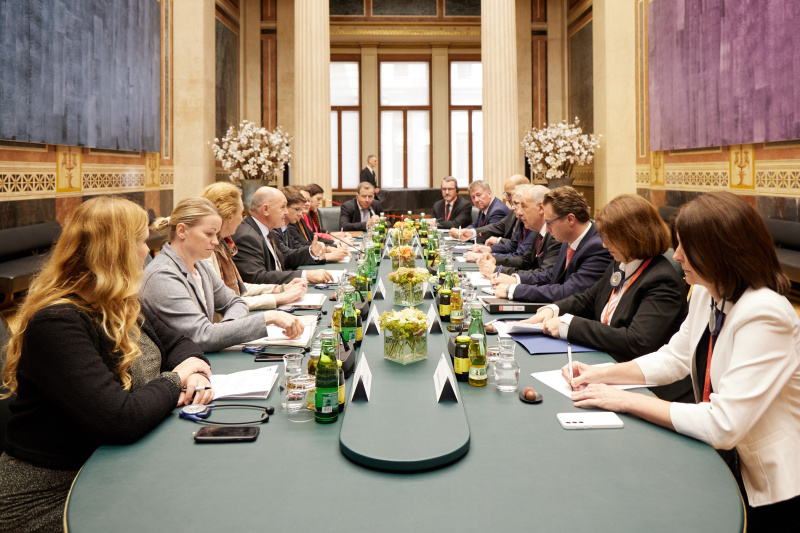 Arbeitsgespräch. Linke Seite: österreichische Delegation mit Nationalratspräsident Wolfgang Sobotka (ÖVP). Rechte Seite: Delegation aus Ungarn mit Staatspräsident von Ungarn Tamás Sulyok