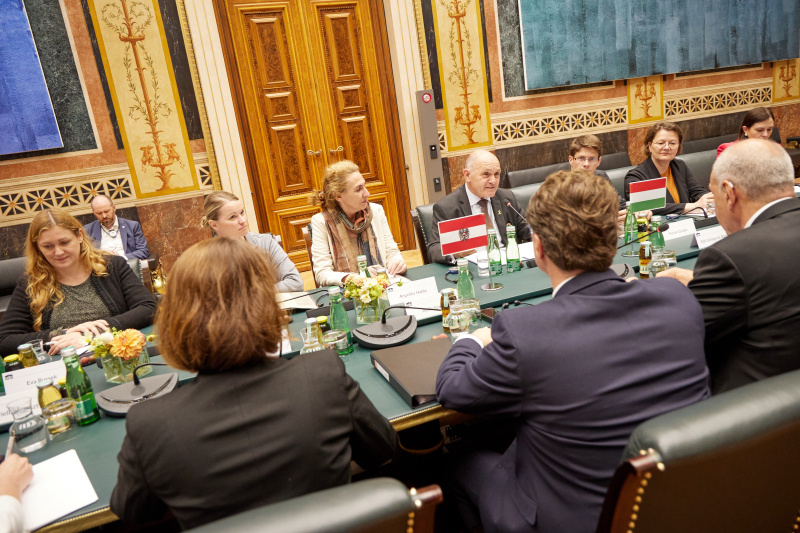 Arbeitsgespräch. Österreichische Delegation mit Nationalratspräsident Wolfgang Sobotka (ÖVP) (4. von links)