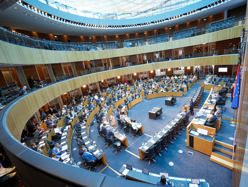 Am Redner:innenpult Klubobfrau Sigrid Maurer (GRÜNE), Plenarsaal