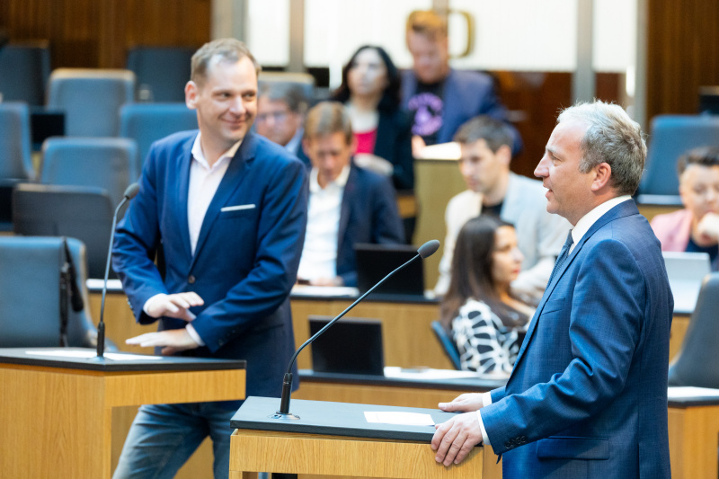 Am Redner:innenpult Nationalratsabgeordneter Michael Hammer (ÖVP) (rechts)