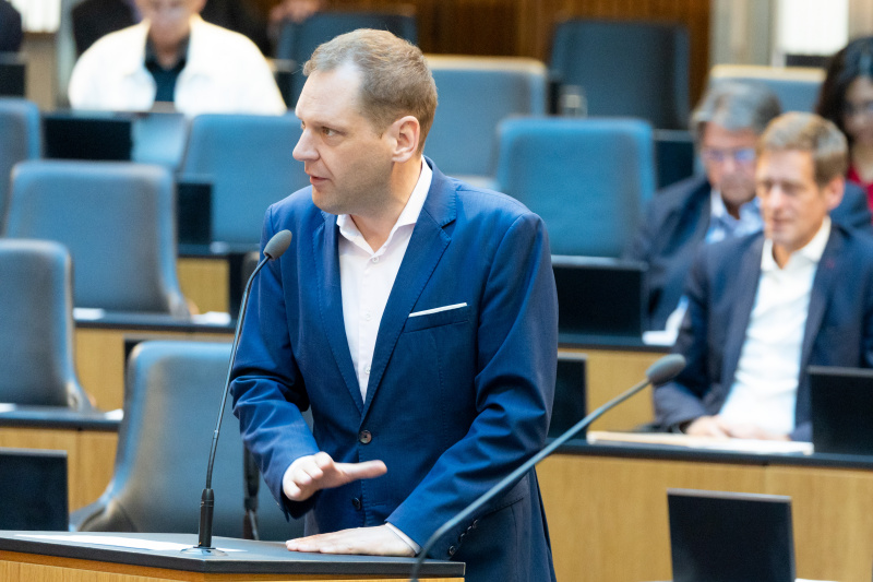 Am Redner:innenpult Nationalratsabgeordneter Philip Kucher (SPÖ)