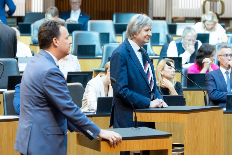 Am Redner:innenpult Nationalratsabgeordneter Josef Smolle (ÖVP) (rechts)