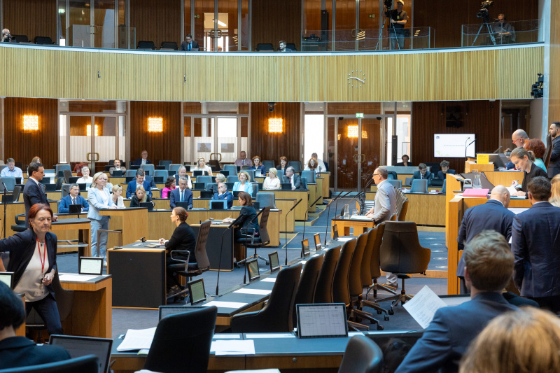 Anfragebeantwortung durch Gesundheitsminister Johannes Rauch (GRÜNE) (Redner:innenpult rechts). Blick Richtung Sitzungsteilnehmer:innen