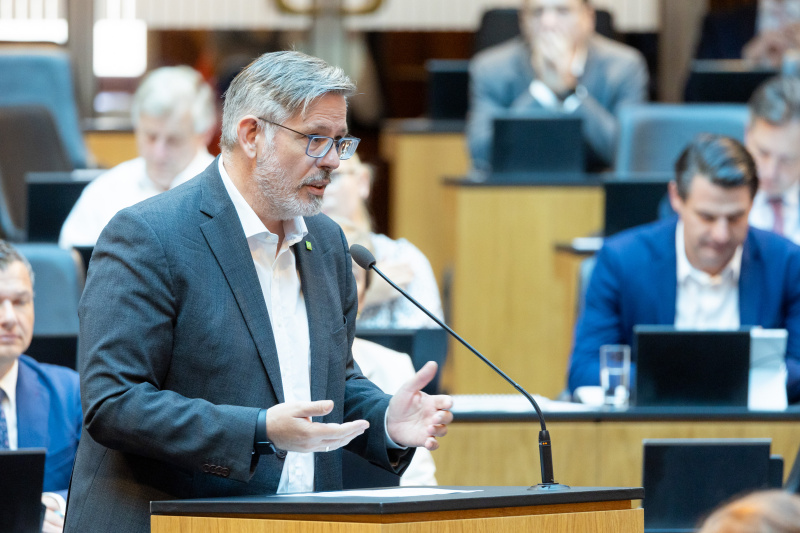 Am Redner:innenpult Nationalratsabgeordneter Ralph Schallmeiner (GRÜNE)