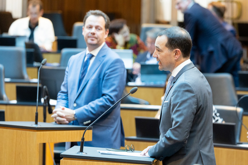 Am Redner:innenpult Nationalratsabgeordneter Gerald Loacker (NEOS) (rechts)