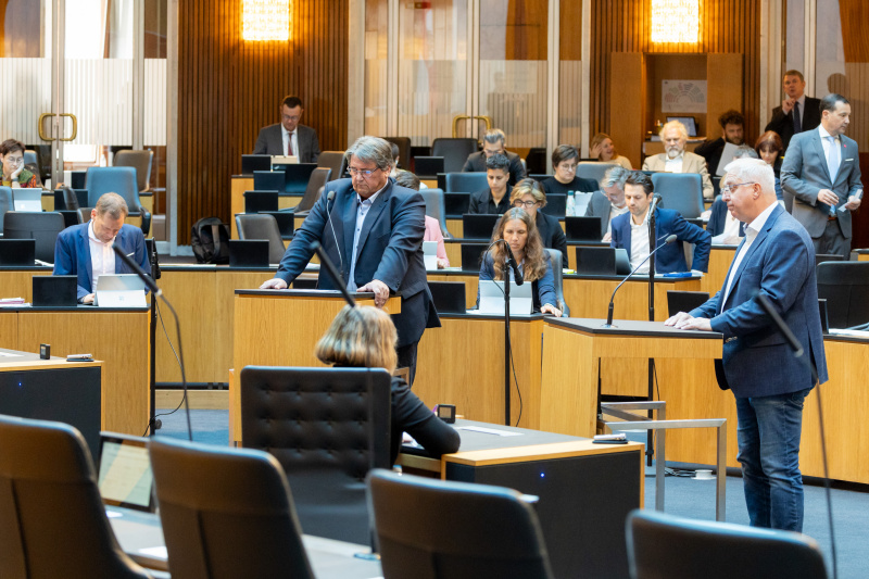 Am Redner:innenpult Nationalratsabgeordneter Josef Muchitsch (SPÖ) (links) und  Nationalratsabgeordneter Werner Herbert (FPÖ)