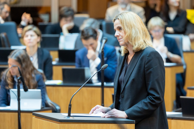 Am Redner:innenpult Nationalratsabgeordnete Dagmar Belakowitsch (FPÖ)