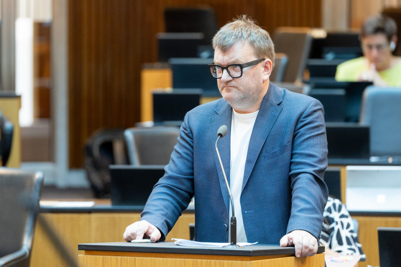 Am Redner:innenpult Nationalratsabgeordneter Markus Koza (GRÜNE)