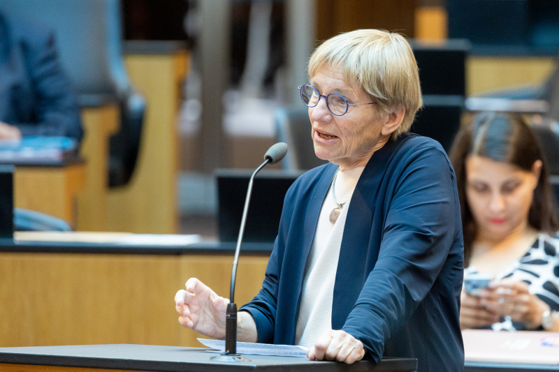 Am Redner:innenpult Nationalratsabgeordnete Ulrike Maria Böker (GRÜNE)