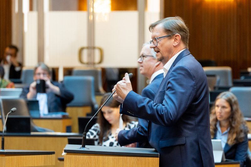 Am Redner:innenpult Nationalratsabgeordneter Rudolf Silvan (SPÖ)