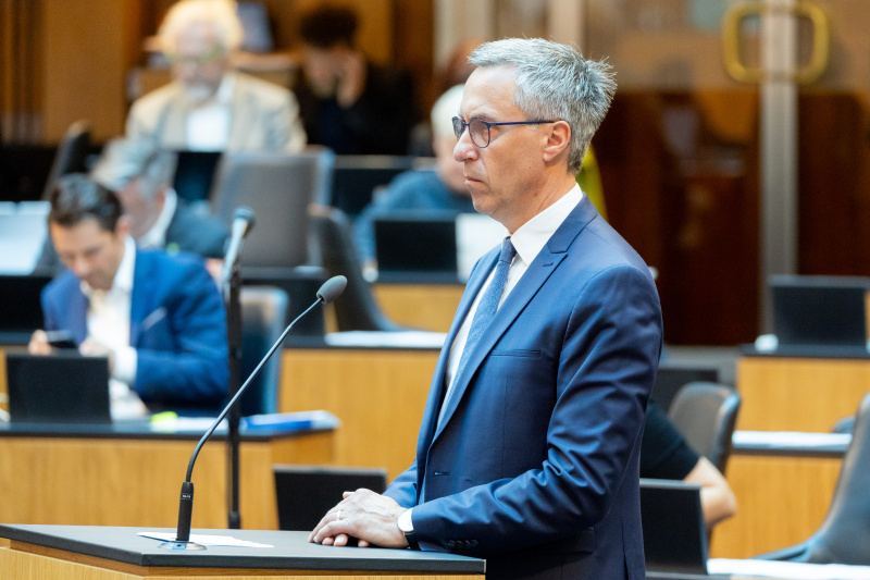 Am Redner:innenpult Nationalratsabgeordneter Georg Strasser (ÖVP)