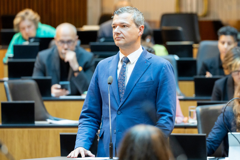 Am Redner:innenpult Nationalratsabgeordneter Peter Weidinger (ÖVP)