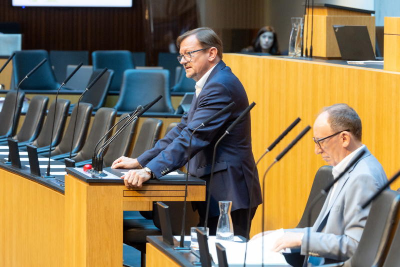 Am Redner:innenpult Nationalratsabgeordneter Rudolf Silvan (SPÖ)