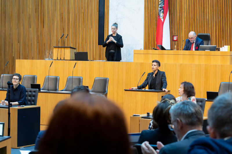 Am Redner:innenpult Nationalratsabgeordnete Faika El-Nagashi (GRÜNE)