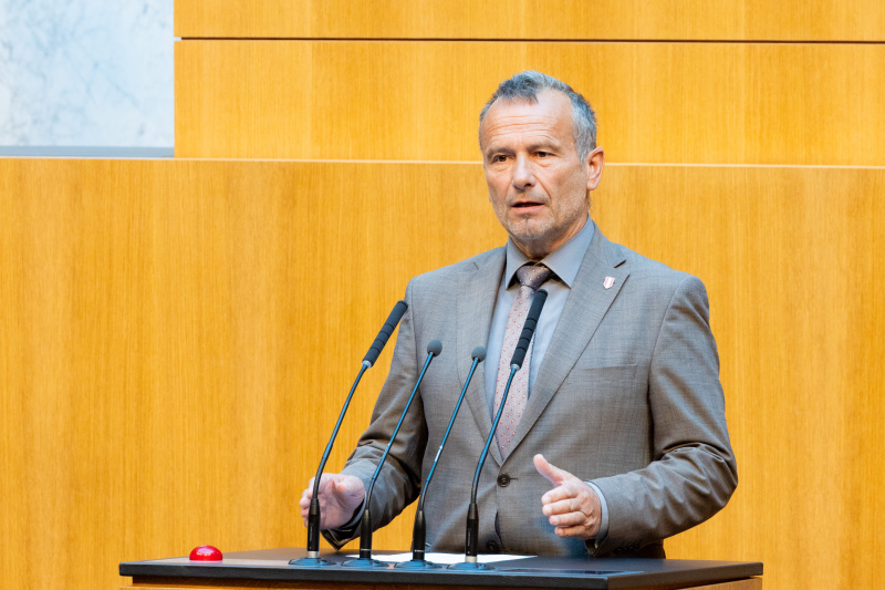 Am Redner:innenpult Nationalratsabgeordneter Alois Kainz (FPÖ)