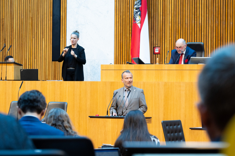 Am Redner:innenpult Nationalratsabgeordneter Alois Kainz (FPÖ)