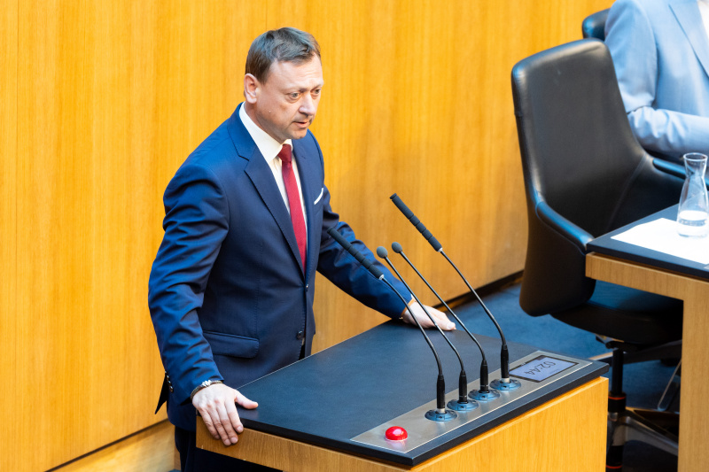 Am Redner:innenpult Nationalratsabgeordneter Johann Höfinger (ÖVP)