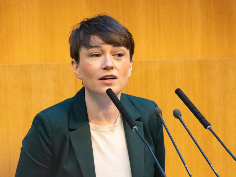 Am Redner:innenpult Klubobfrau Sigrid Maurer (GRÜNE)