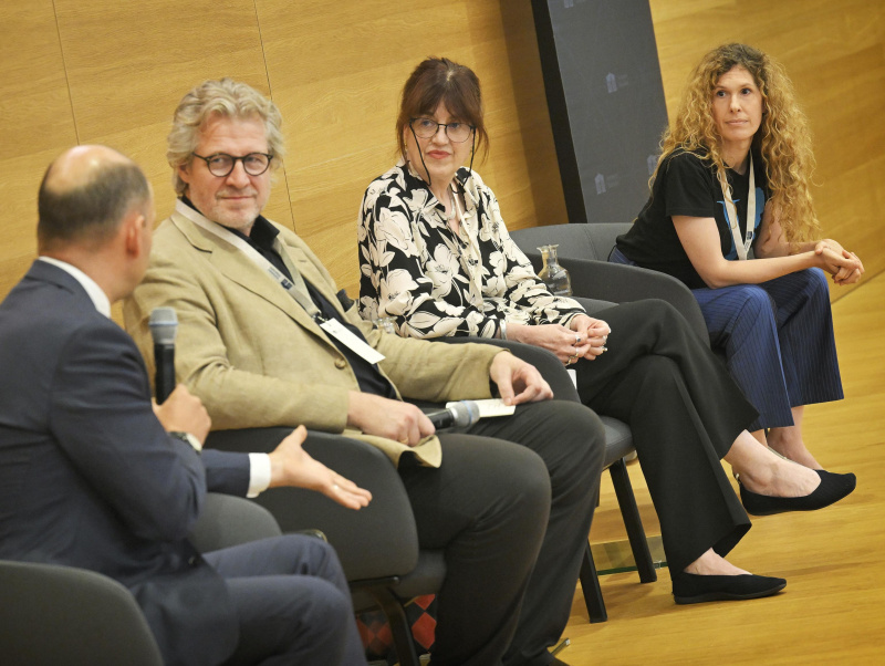 Panel discussion. From left: Political consultant Thomas Hofer, Moderation Philipp Blom, SOAS University of London Emma Crewe, Artistic director of Volksoper Lotte de Beer
