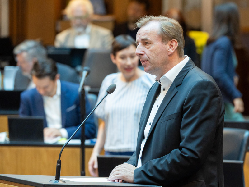 Am Redner:innenpult Nationalratsabgeordneter Christian Drobits (SPÖ)