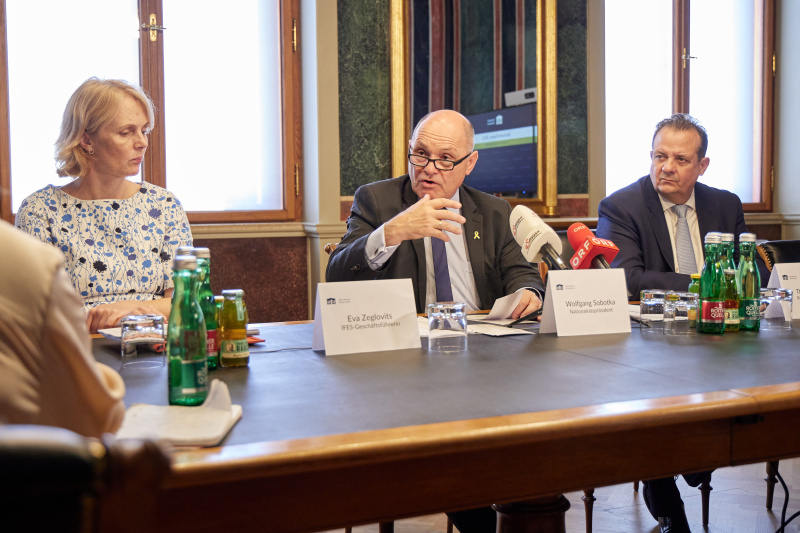 Von links: IFES Geschäftsführerin Eva Zeglovits, Nationalratspräsident Wolfgang Sobotka (ÖVP), Thomas Stern Projektkoordinator