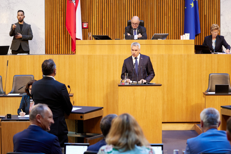 Am Redner:innenpult Bundeskanzler Karl Nehammer (ÖVP)