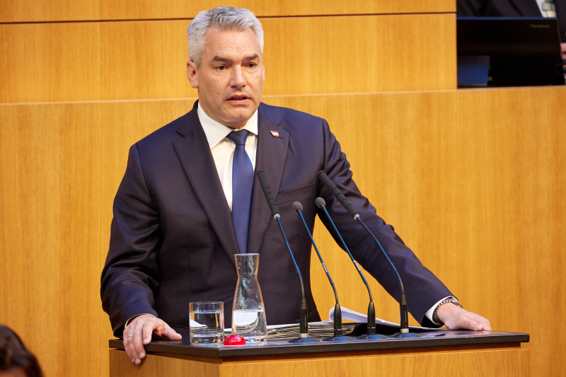 Am Redner:innenpult Bundeskanzler Karl Nehammer (ÖVP)