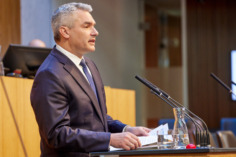 Am Redner:innenpult Bundeskanzler Karl Nehammer (ÖVP)