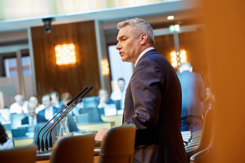 Am Redner:innenpult Bundeskanzler Karl Nehammer (ÖVP)