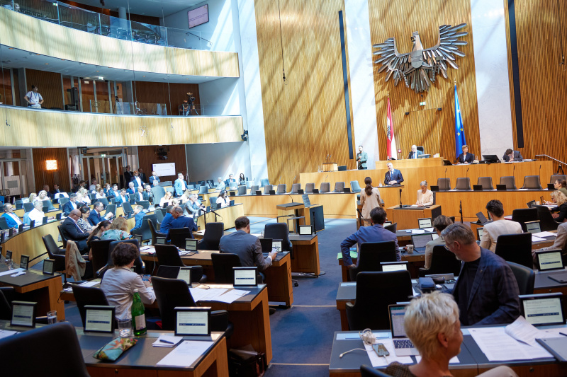 Am Redner:innenpult Bundeskanzler Karl Nehammer (ÖVP)