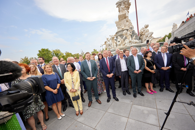 Von links: Bundesrätin Margit Göll (ÖVP), Bundesratspräsident Franz Ebner (ÖVP), Landeshauptmann von Oberösterreich Thomas Stelzer