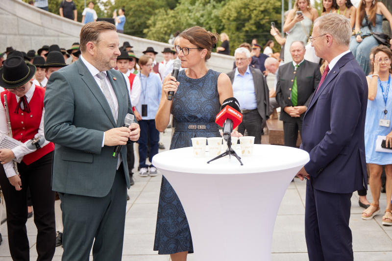 Von links: Bundesratspräsident Franz Ebner (ÖVP), Birgit Brunsteiner, Landeshauptmann von Oberösterreich Thomas Stelzer