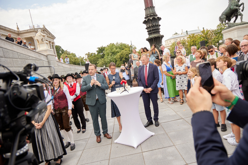 Von links: Bundesratspräsident Franz Ebner (ÖVP), Birgit Brunsteiner, Landeshauptmann von Oberösterreich Thomas Stelzer