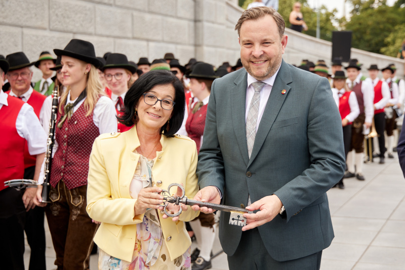 Schlüsselübergabe. von links: Bundesrätin Margit Göll (ÖVP), Bundesratspräsident Franz Ebner (ÖVP)