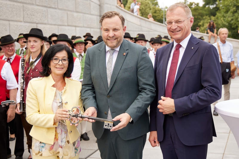 Schlüsselübergabe. von links: Bundesrätin Margit Göll (ÖVP), Bundesratspräsident Franz Ebner (ÖVP, Landeshauptmann von Oberösterreich Thomas Stelzer