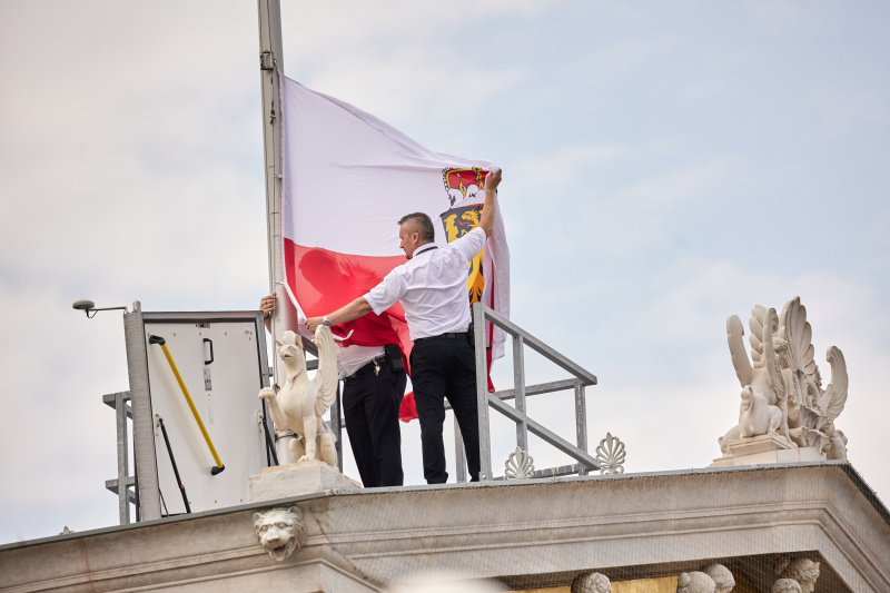 Hissen der OÖ-Fahne auf dem Parlamentsdach