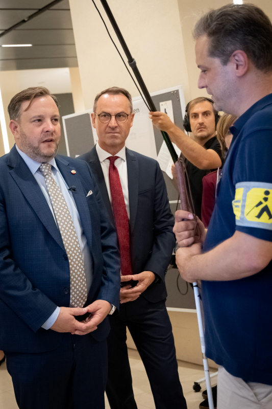 Von links: Bundesratspräsident Franz Ebner (ÖVP),  Bundesratsvizepräsident Dominik Reisinger (SPÖ), Sensiblisierungsguide zum Thema "Blinde Menschen"