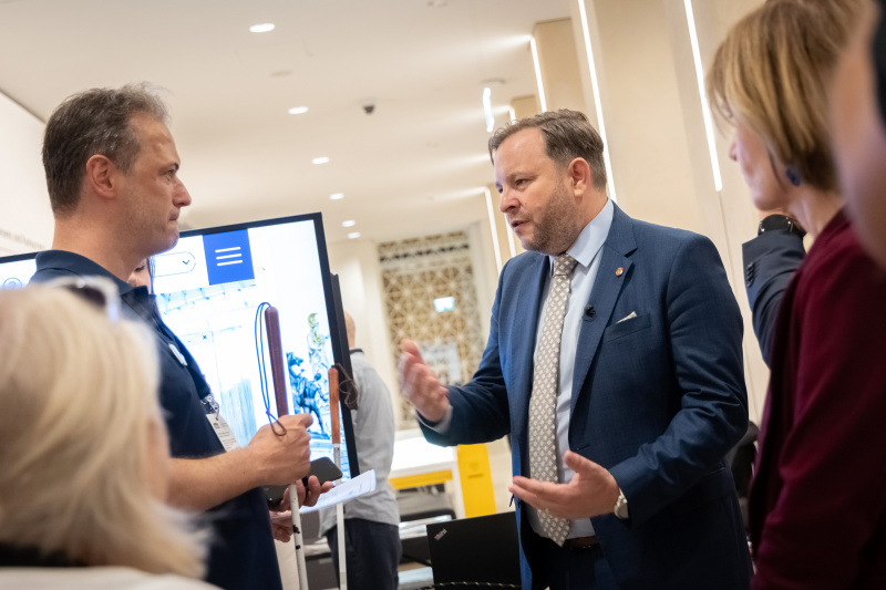 Von links: Sensiblisierungsguide zum Thema "Blinde Menschen", Bundesratspräsident Franz Ebner (ÖVP)