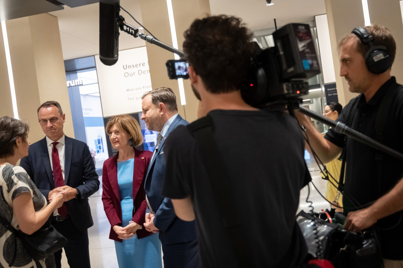 Einführung in die Ausstellung "Barrierefrei wählen". Von rechts: Bundesratspräsident Franz Ebner (ÖVP), Bundesratsvizepräsidentin Andrea Eder-Gitschthaler (ÖVP), Bundesratsvizepräsident Dominik Reisinger (SPÖ)
