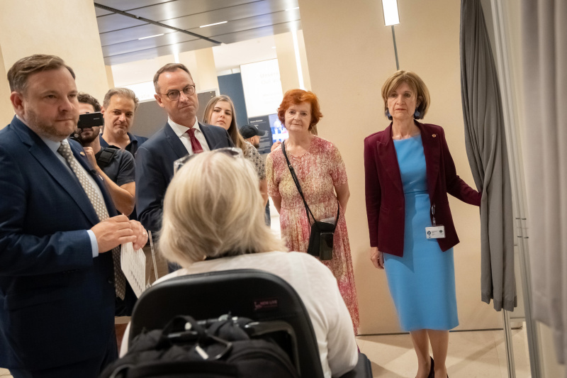 Von links: Bundesratspräsident Franz Ebner (ÖVP), Bundesratsvizepräsident Dominik Reisinger (SPÖ), Bundesratsdirektorin Susanne Bachmann, Bundesratsvizepräsidentin Andrea Eder-Gitschthaler (ÖVP) im Gespräch mit dem Sensiblisierungsguide zum Thema "Menschen im Rollstuhl"