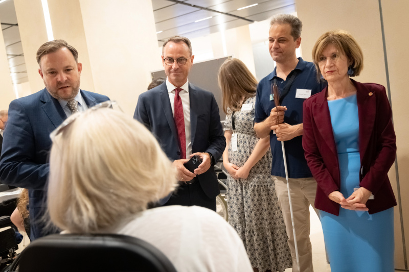 Von links: Bundesratspräsident Franz Ebner (ÖVP), Bundesratsvizepräsident Dominik Reisinger (SPÖ), Sensiblisierungsguide zum Thema "Blinde Menschen", Bundesratsvizepräsidentin Andrea Eder-Gitschthaler (ÖVP) im Gespräch mit dem Sensiblisierungsguide zum Thema "Menschen im Rollstuhl".