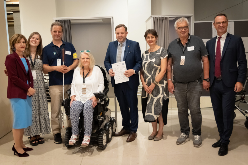 Gruppenfoto. Bundesratsvizepräsidentin Andrea Eder-Gitschthaler (ÖVP) (links), Bundesratspräsident Franz Ebner (ÖVP) (5. von links), Bundesratsvizepräsident Dominik Reisinger (SPÖ) (rechts) mit den Sensiblisierungsguides und der Beauftragten für Barrierefreiheit und Inklusion im Parlament Tatjana Novakovic (6. von links)
