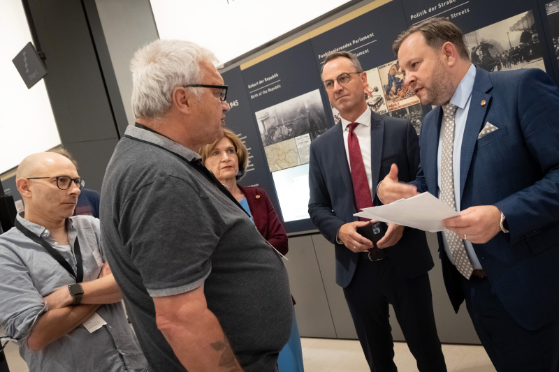 Von rechts: Bundesratspräsident Franz Ebner (ÖVP), Bundesratsvizepräsident Dominik Reisinger (SPÖ), Bundesratsvizepräsidentin Andrea Eder-Gitschthaler (ÖVP), Sensiblisierungsguide zum Thema "Menschen mit Lernschwierigkeiten"