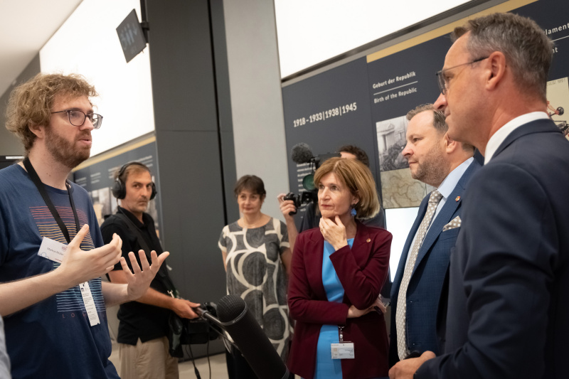 Von links: Sensiblisierungsguide zum Thema "Menschen mit psychischen Problemen und Autismus", Bundesratsvizepräsidentin Andrea Eder-Gitschthaler (ÖVP), Bundesratspräsident Franz Ebner (ÖVP), Bundesratsvizepräsident Dominik Reisinger (SPÖ)
