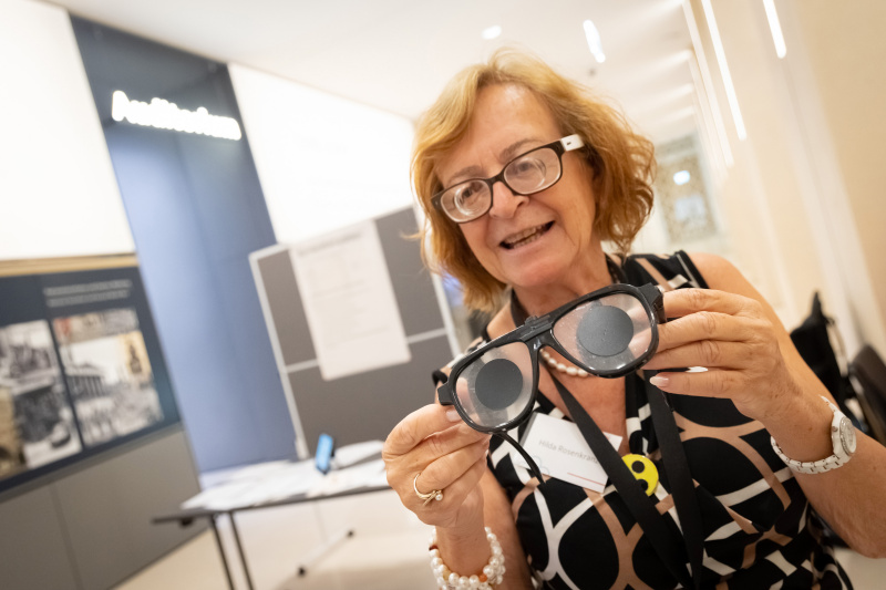 Sensiblisierungsguide zum Thema "Blinde Menschen". Brille zur Imitation von Fehlsichtigkeit