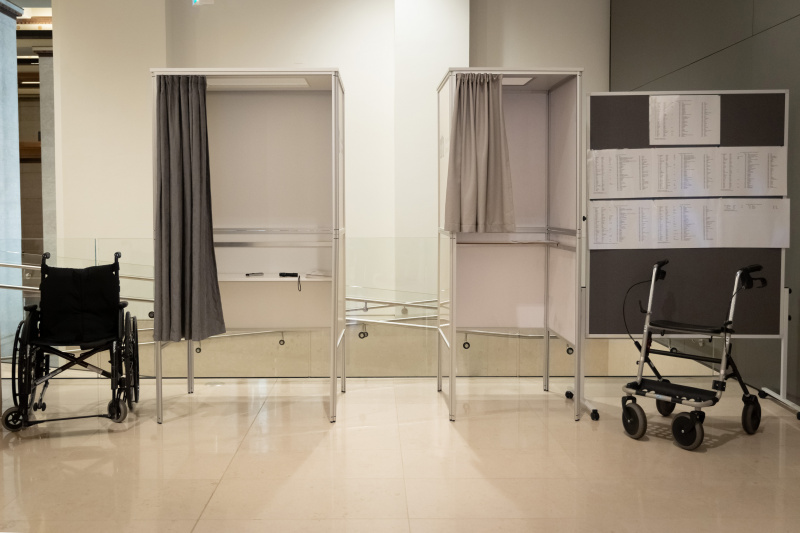 Wahlkabinen. Behindertengerechte Wahlkabine links