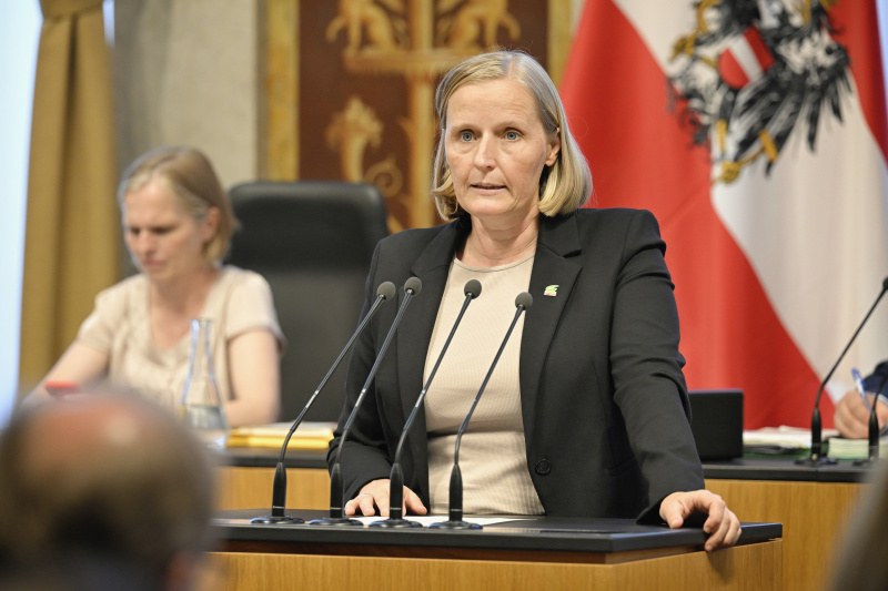 Am Redner:innenpult: Bundesrätin Maria Huber (GRÜNE)