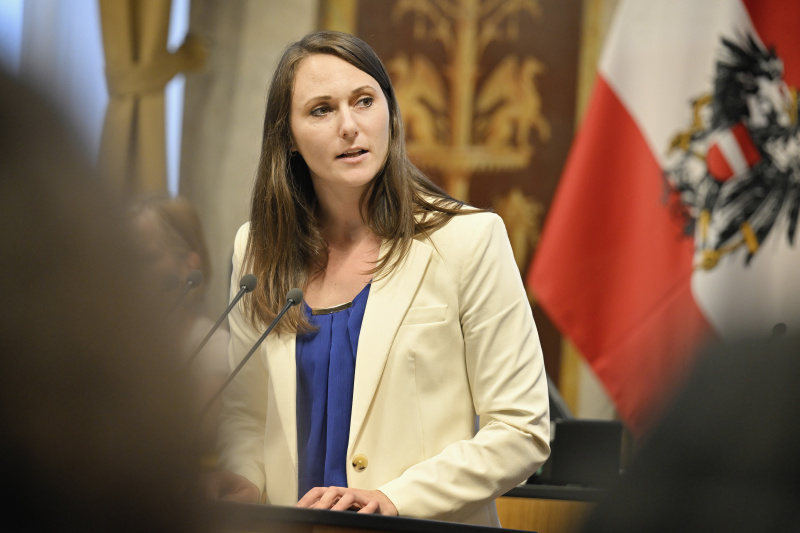 Am Redner:innenpult: Bundesrätin Viktoria Hutter (ÖVP)